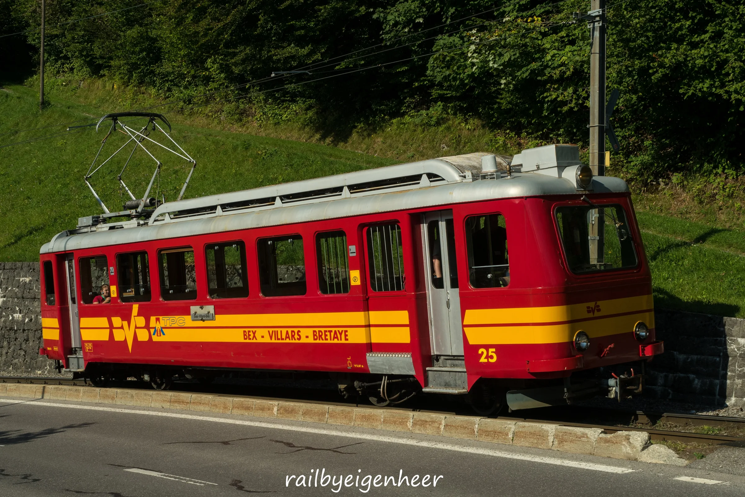 Train rouge BVB sur la ligne de Villars
