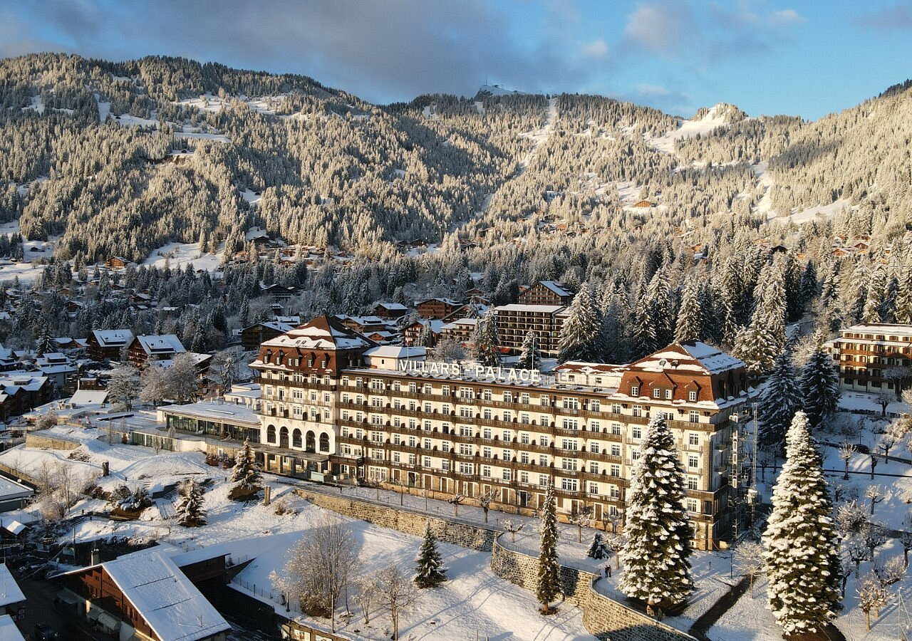 Villars Palace dans le paysage hivernal de Villars-sur-Ollon