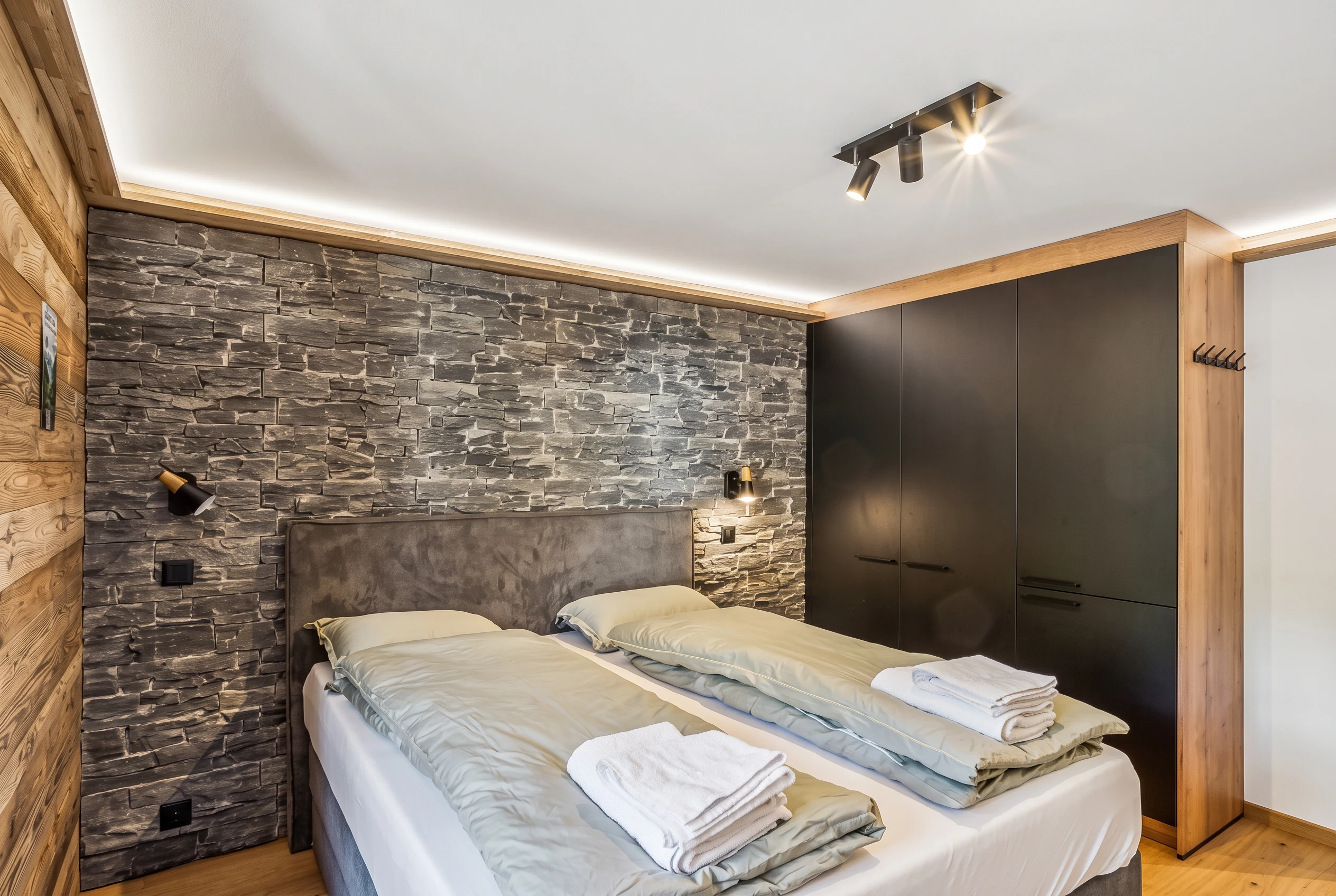 Détail de la chambre, mur en pierre